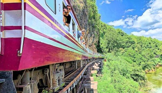 アルヒル桟道橋を通る列車から身を乗り出して景色を見ている観光客