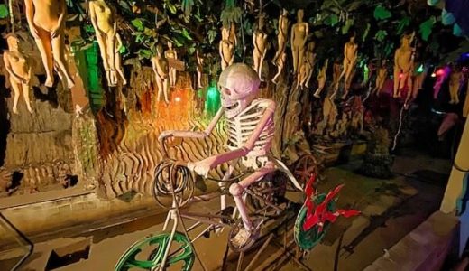 ワットプートウドムの地獄エリアにある骸骨のオブジェ