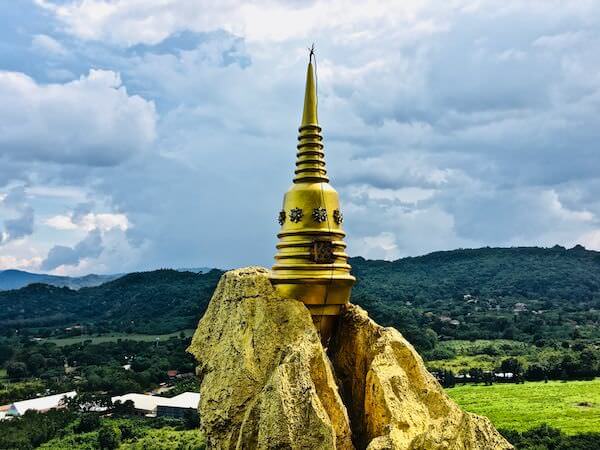 ワット テーワループソンタム（Wat Thewarup Songtham）の頂上にある仏塔